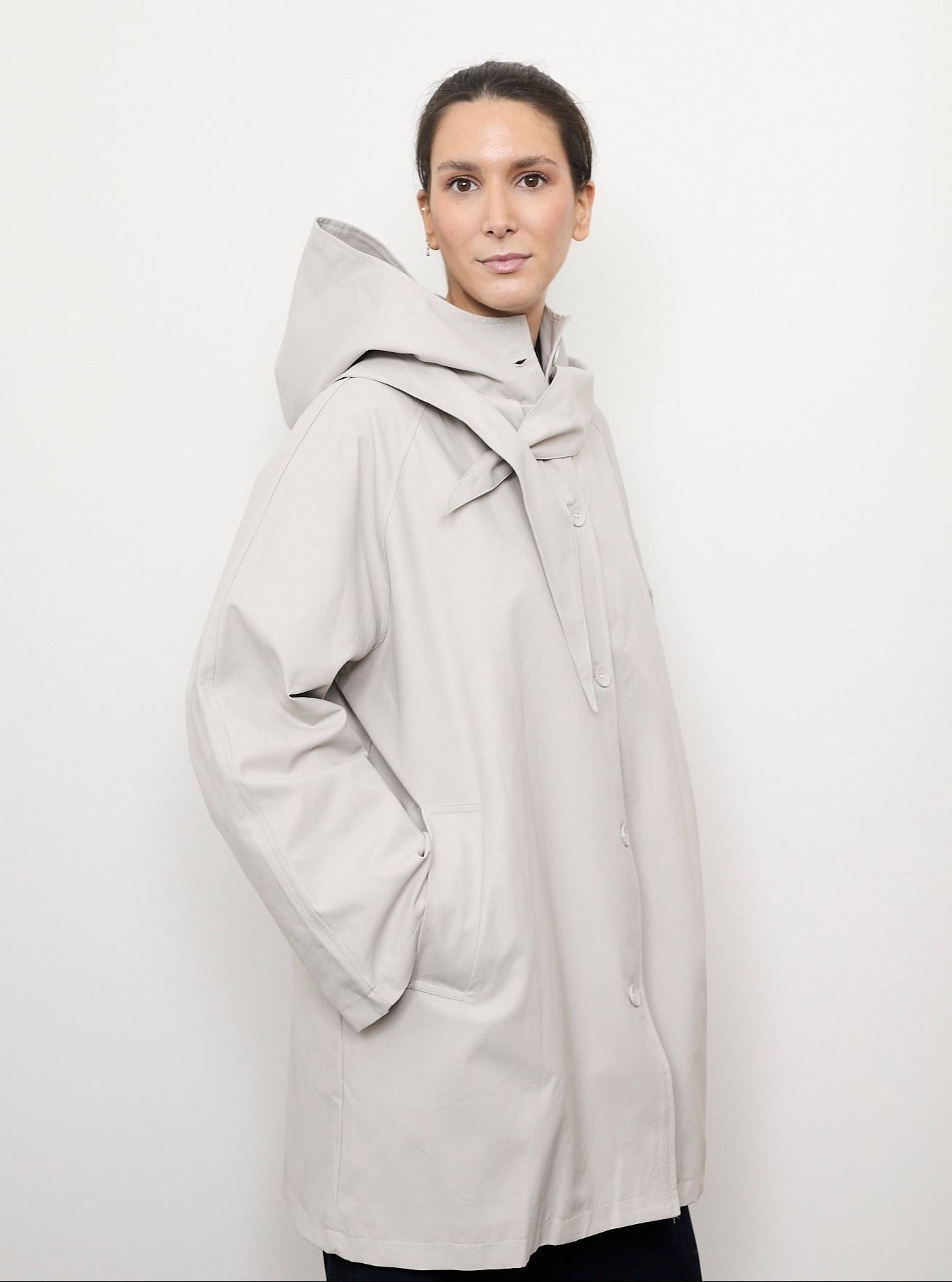 Gabardina capucha cuello lazada Cuatro Islas