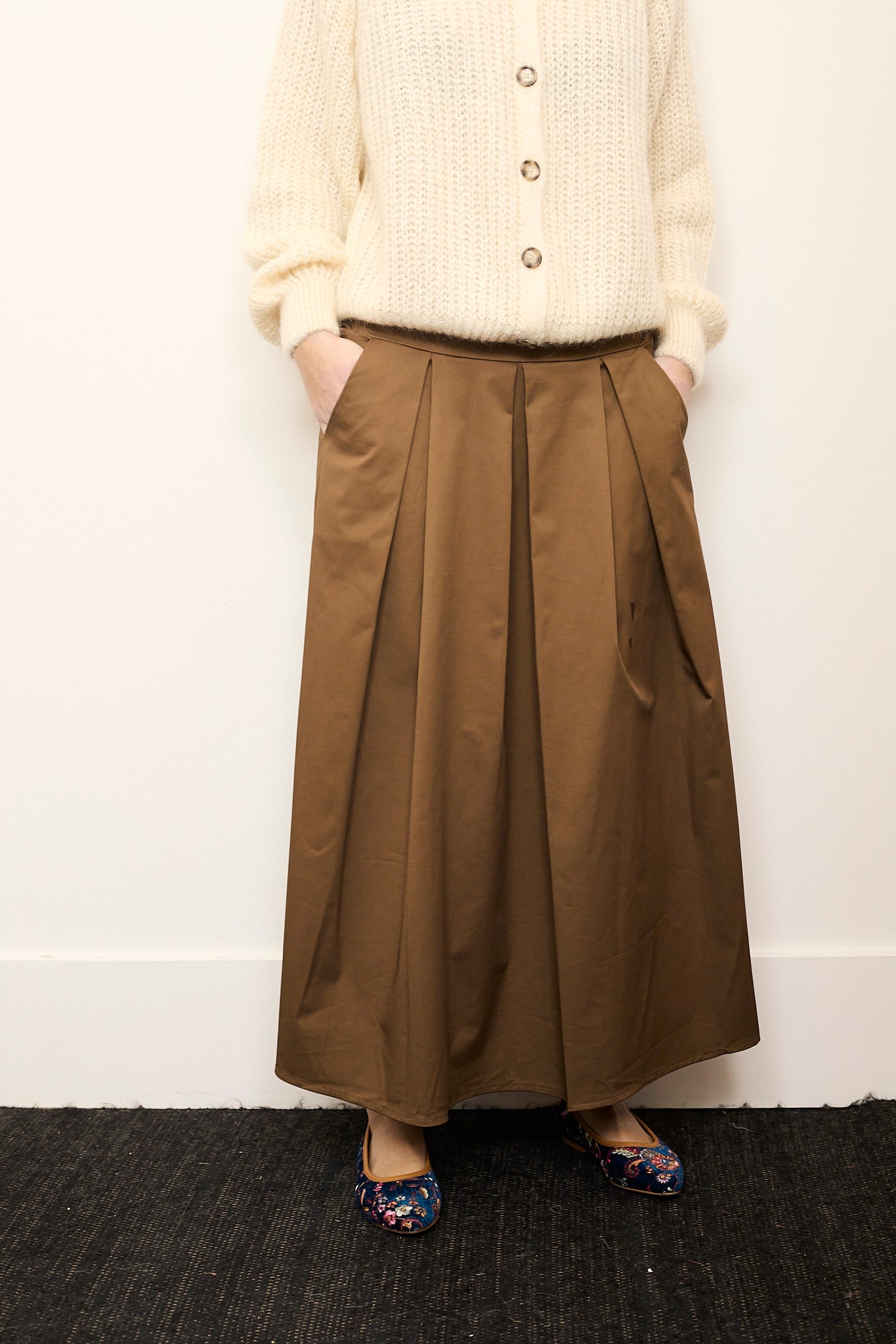 Falda larga tablas bolsillos camel Cuatro Islas